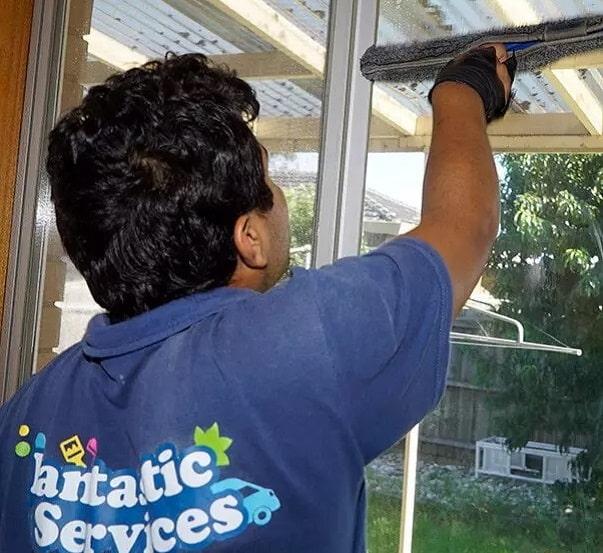 Window Cleaning Expert performing service