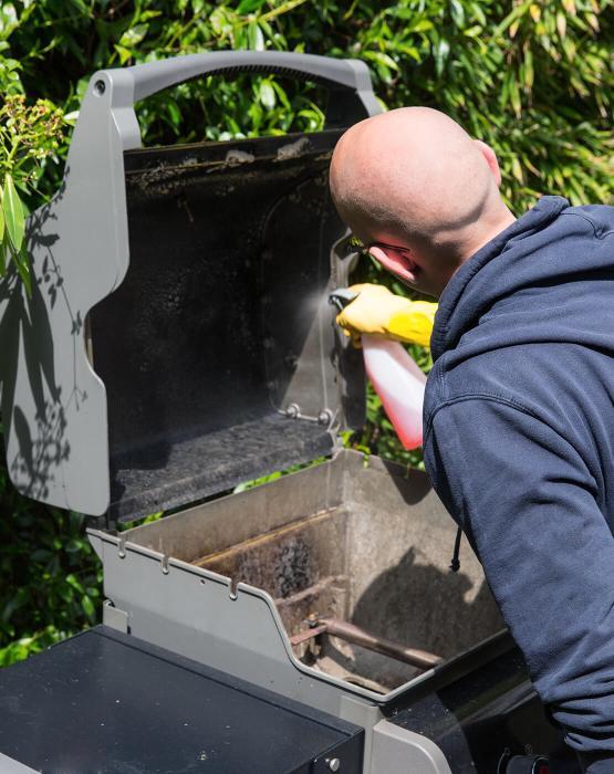 Fantastic cleaner using a spray cleaner on a barbecue lid